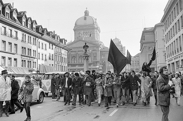 1961: Esther consigue escapar a Suiza.
