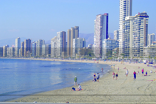 1999: Esther va por primera vez de vacaciones a la playa, con una asociación del pueblo.
