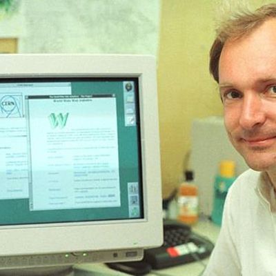 Timeline: Tim Berners-Lee, el padre de la Web.     Berners-Lee presentó un software basado en protocolos que permitían visualizar la información utilizando el hipertexto.