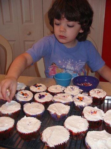 Decorating Halloween Cupcakes