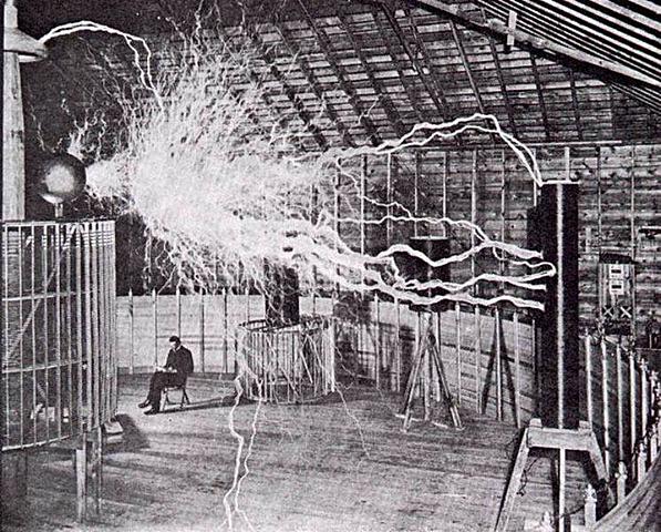 Nikola Tesla crea la corriente alterna