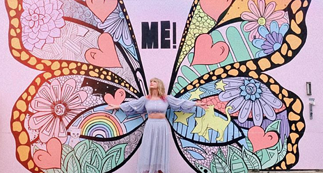 A artista que pintou borboleta em diversos lugares no Estados Unidos