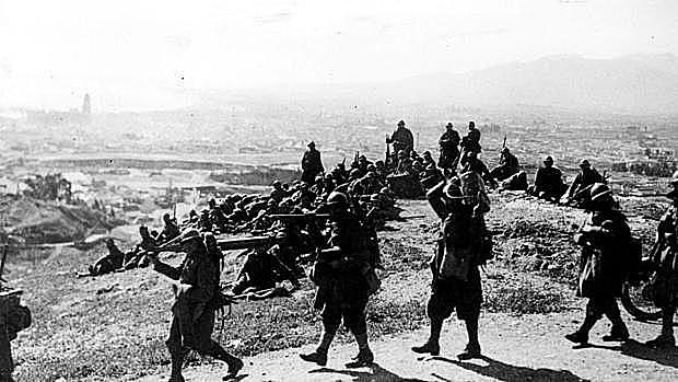 El gobierno de Largo Caballero se traslada a Valencia ante el ataque franquista contra Madrid, repelido por la Junta de Defensa encabezada por el general José Miaja.