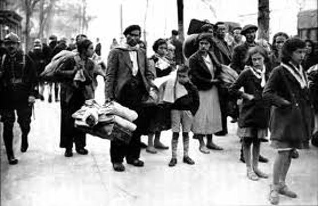 Miles de refugiados y el propio gobierno republicano cruzan la frontera francesa; los franquistas conquistan el resto de Cataluña.