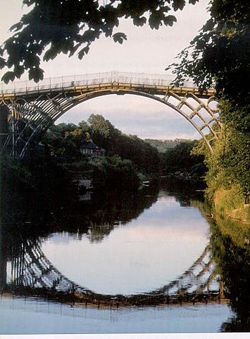 Construcción del primer puente metalico