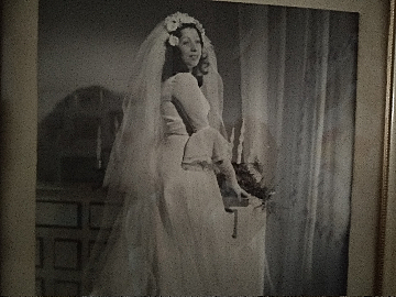 3 de abril de 1955: Esther es obligada a casarse, pertenece a una familia muy tradicional.