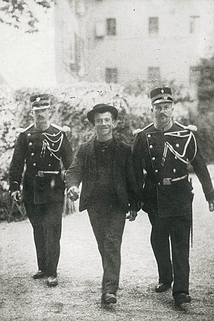 1964: Su marido la encuentra. Es necesaria la intervención de la policía.