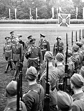 Adolf Hitler crea la Legión Cóndor para ayudar a los franquistas.