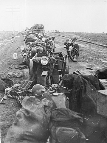 Las fuerzas republicanas derrotan a las tropas italianas en la batalla de Guadalajara.