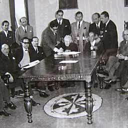 Firma del contrato para reabrir oficialmente la Facultad de Medicina