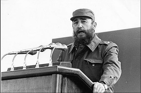 Castro declara que Cuba es un estado socialista.