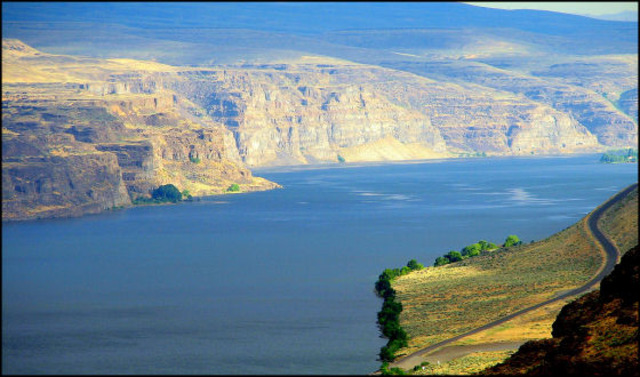 The expidetion reachs the reachs the Columbia River.