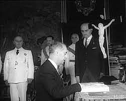 1965	Nuevo gobierno: entran López Rodó y Silva (tecnócratas, Opus Dei).