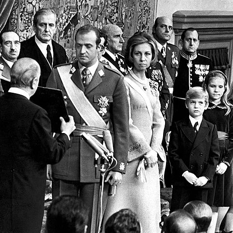 Proclamación de la Monarquía. Don Juan Carlos accede al trono.