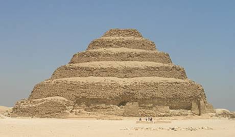 2650 f. Kr: Den første pyramiden