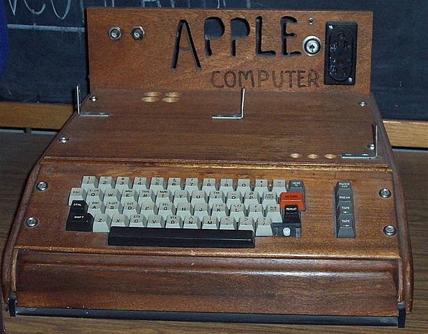 Запуск в продаж першої партії персональних комп'ютерів Apple 1