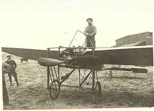 El francés Louis Blériot vuela por primera vez el Canal De La Mancha