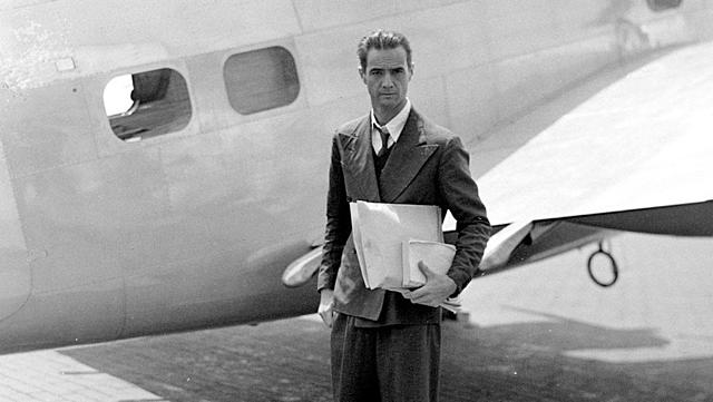 El multimillonario estadounidense Howard Hughes se convierte en la primera persona en darle la vuelta al mundo desde un avión, vuelo completado en un tiempo de tres días.