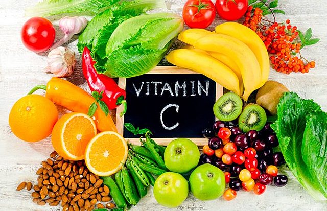Se verifica que solo  los conejillos de Indias, los simios y los seres humanos  deben consumir la vitamina C