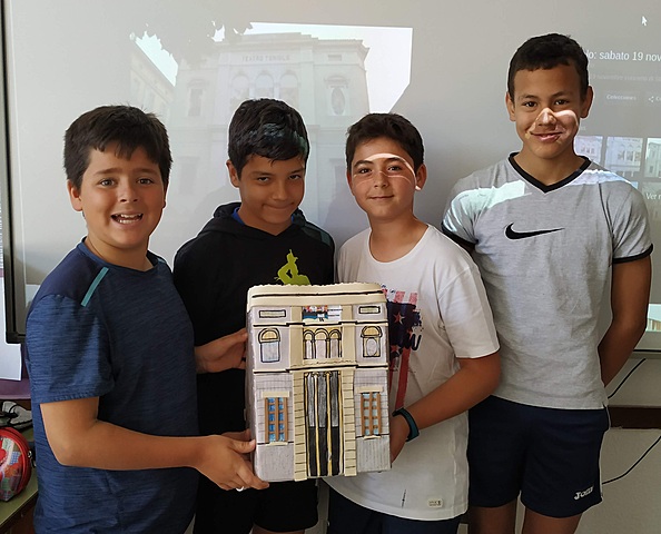 Spanish pupils from the Mestre Team created the Etwinners Theatre