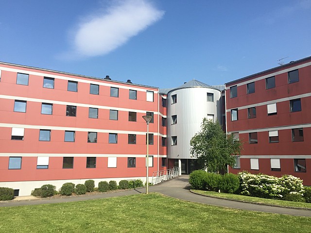 Tom va dans un internat