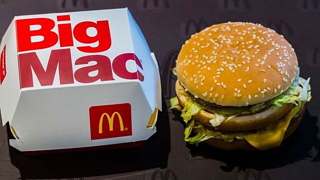 El Big Mac, desarrollado por Jim Delligatti de Pittsburgh, se agrega al menú nacional