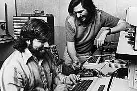 Steve Jobs, Steve Wozniak y Ronald Wayne fundaron apple.