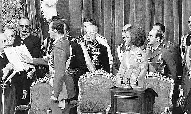 Proclamación de la Monarquía. Don Juan Carlos accede al trono.
