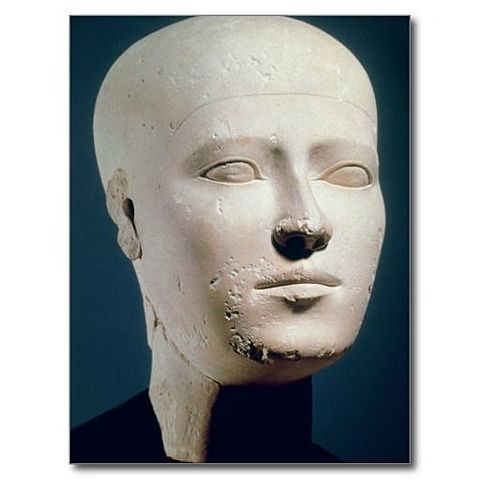 Cabeza en piedra caliza en la Tumba de Gizeh