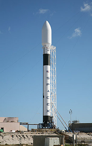 Primer lanzamiento de su primer cohete Falcon 1