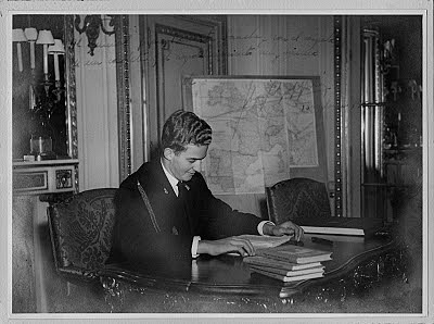 Primeras conspiraciones monárquicas.