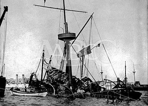 Flota estadounidense destruye escuadra española.