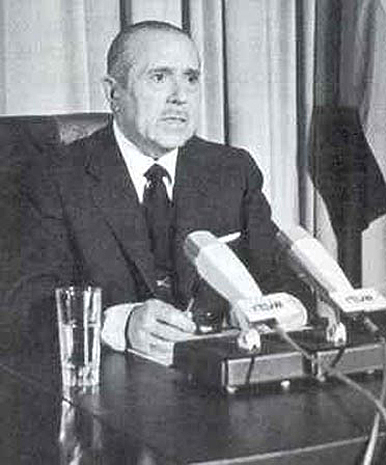 Dimisión de Carlos Arias Navarro