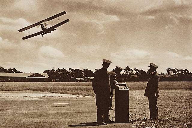 Premier avion à voler sans pilote à bord de l'appareil
