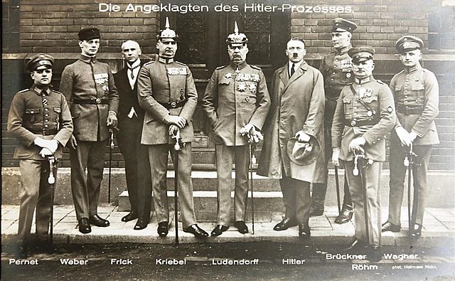 Adolf Hitler y sus nazis llevan a cabo el Putsch de la Cervecería