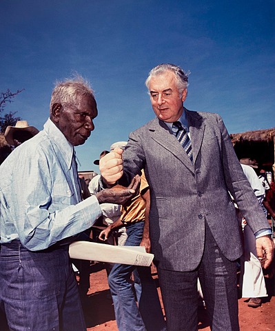 Gough Whitlam 'returns' portion of the land to Gurindji people