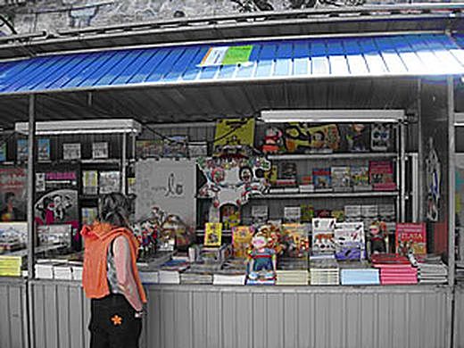 Plaza Beltzaren bigarren eskuko liburu-azoka