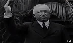 Niceto Alcalá-Zamora ocupa la presidencia de la República.