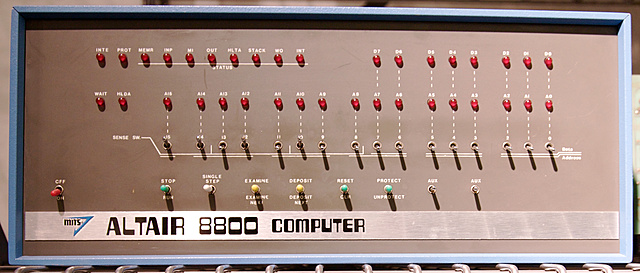 Bill Gates y Paul Allen crean Altair Basic