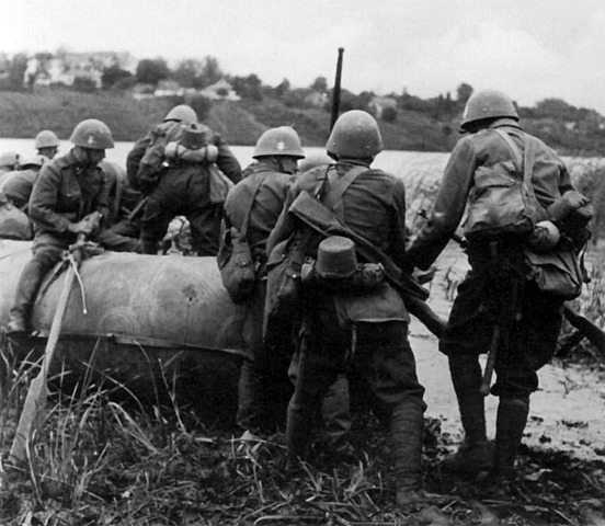 Bajo presión alemana, los eslovacos se independizan y crean la República Eslovaca