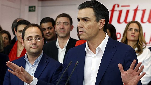 Gana las elecciones PSOE, por lo que asciende a la presidencia Pedro Sánchez