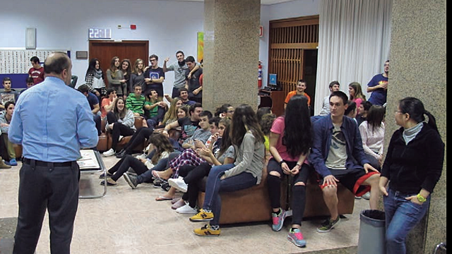 Hamabostgarren urteurrena