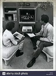 1971 Aparece el microprocesador un único circuito . Comienzan a desarrolarse las primeras computadoras personales