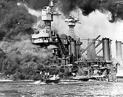 Japón bombardea Pearl Harbor.