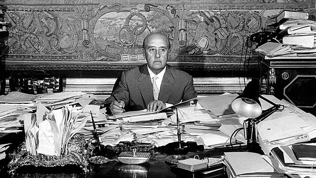 Primeras conspiraciones monárquicas.