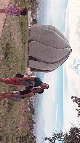 Con mí papá en el templo bahai