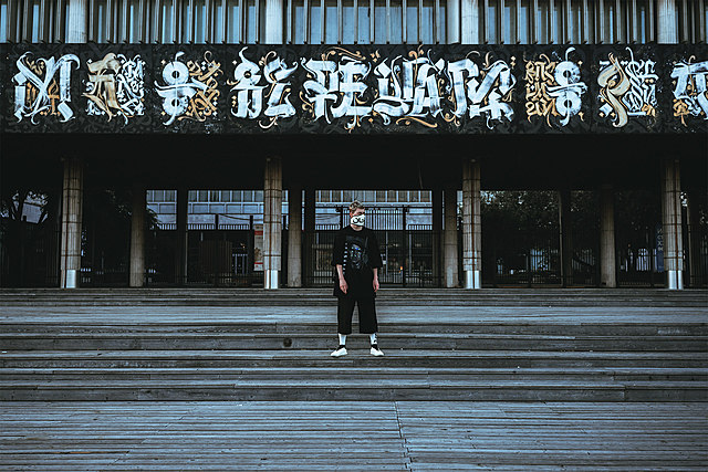 Инсталляция на фасаде Новой Третьяковки.