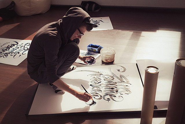 Бросает колледж и возвращается в школу.