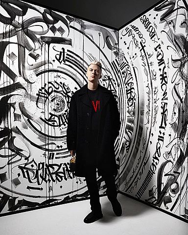 Поступает в ВУЗ на специалиста по рекламе.