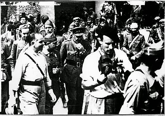 El general Francisco Franco decide destinar una importante parte de sus fuerzas para liberar a los rebeldes asediados en el Alcázar de Toledo. Franco concentra el poder entre los sublevados: es designado generalísimo y jefe del gobierno.